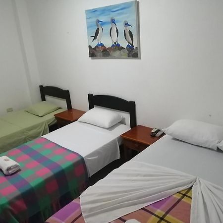 Hostal La Casa De Luis Puerto Baquerizo Moreno Bagian luar foto