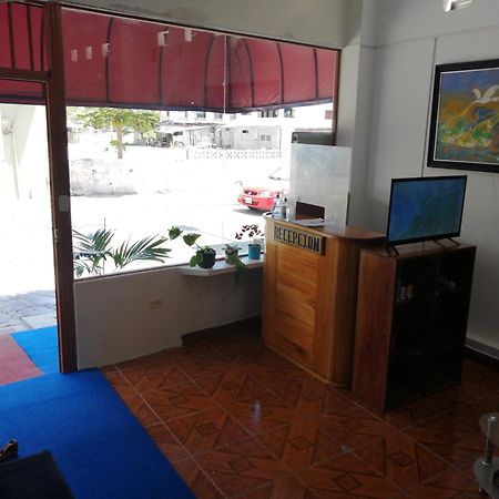 Hostal La Casa De Luis Puerto Baquerizo Moreno Bagian luar foto