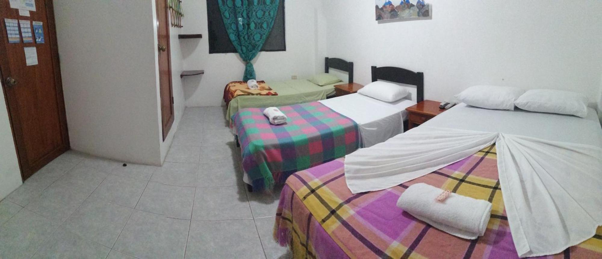 Hostal La Casa De Luis Puerto Baquerizo Moreno Bagian luar foto