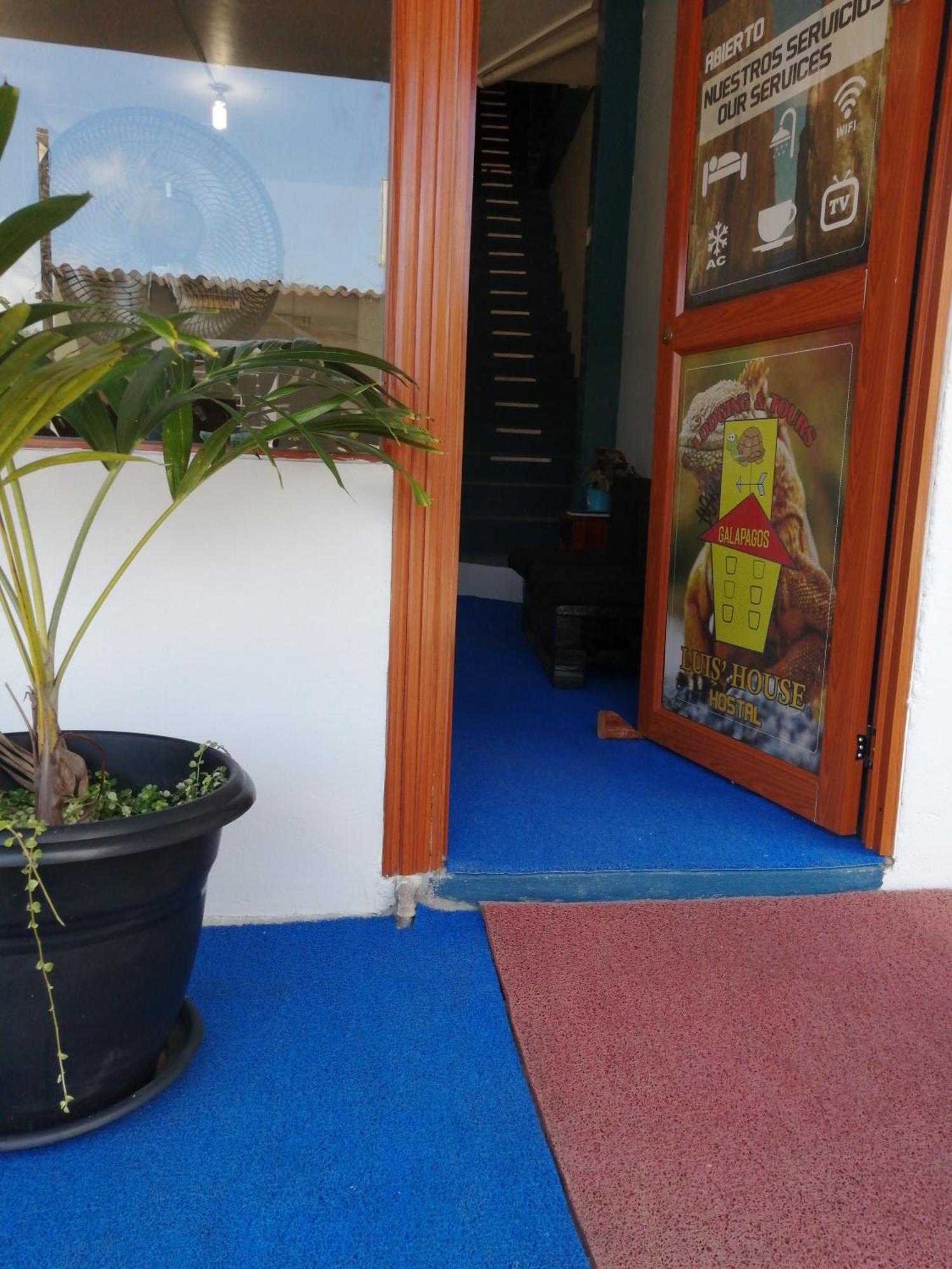 Hostal La Casa De Luis Puerto Baquerizo Moreno Bagian luar foto
