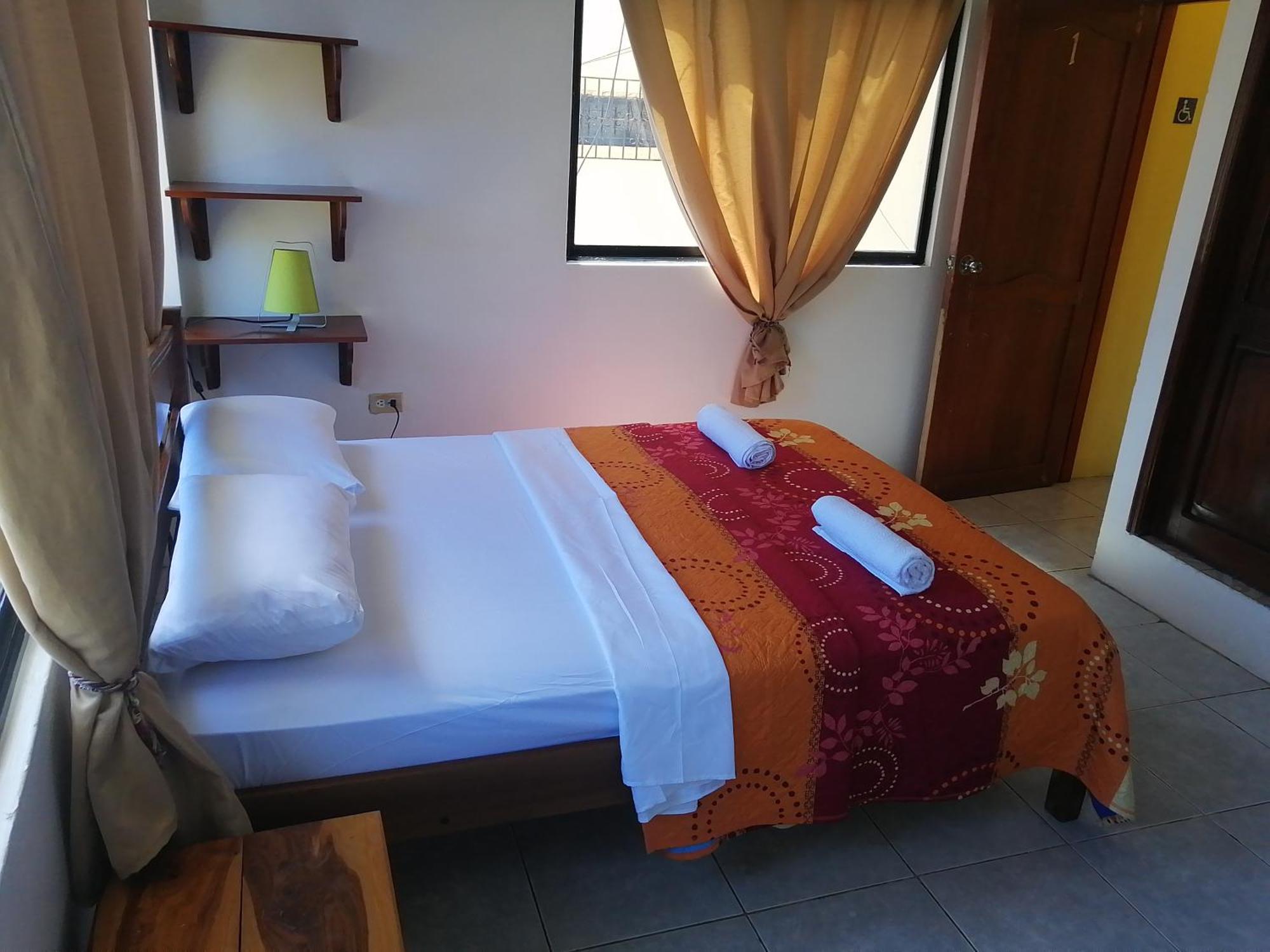 Hostal La Casa De Luis Puerto Baquerizo Moreno Bagian luar foto