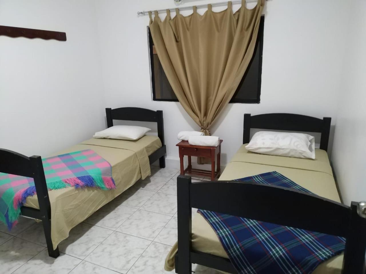Hostal La Casa De Luis Puerto Baquerizo Moreno Bagian luar foto