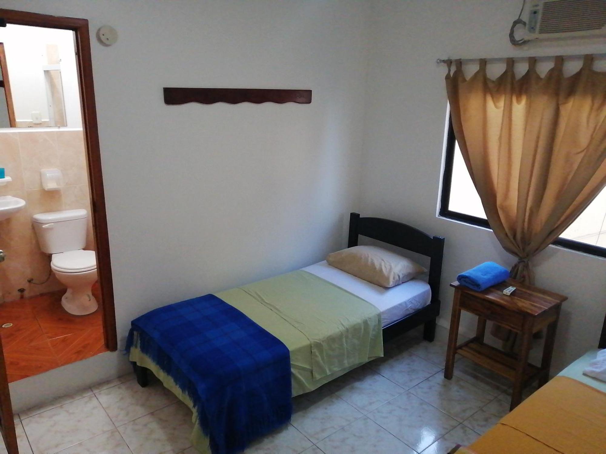 Hostal La Casa De Luis Puerto Baquerizo Moreno Bagian luar foto