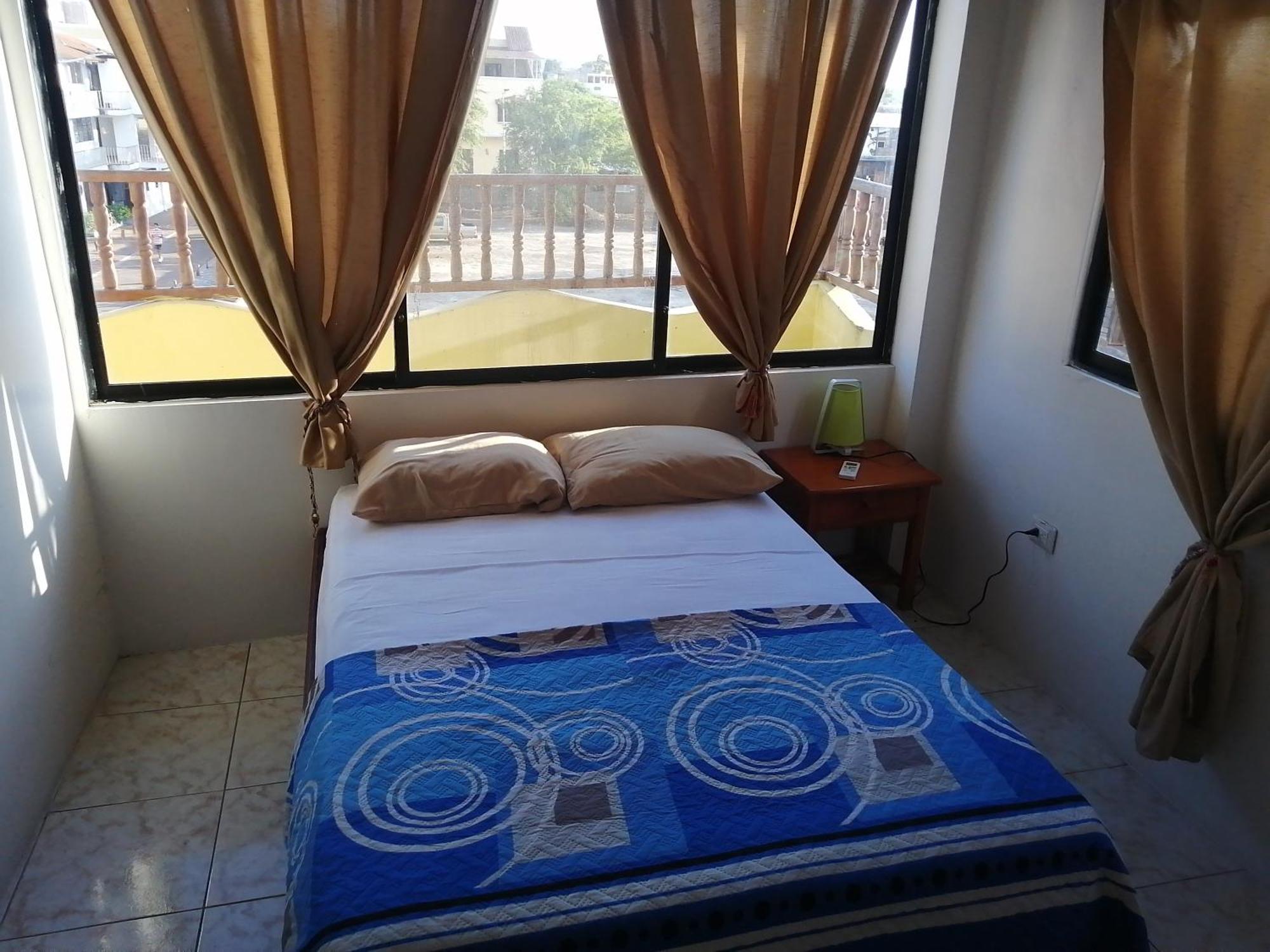 Hostal La Casa De Luis Puerto Baquerizo Moreno Bagian luar foto