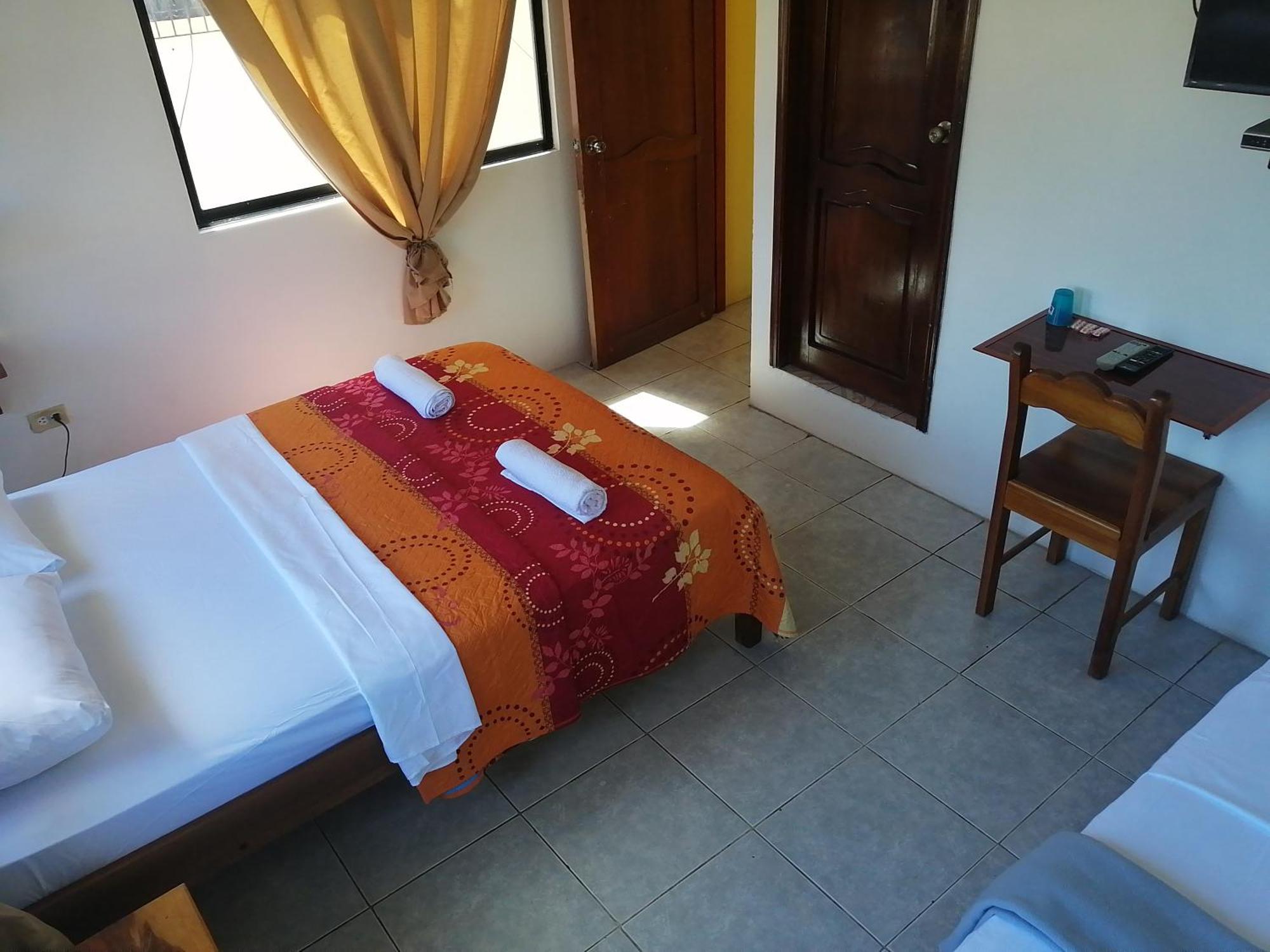 Hostal La Casa De Luis Puerto Baquerizo Moreno Bagian luar foto