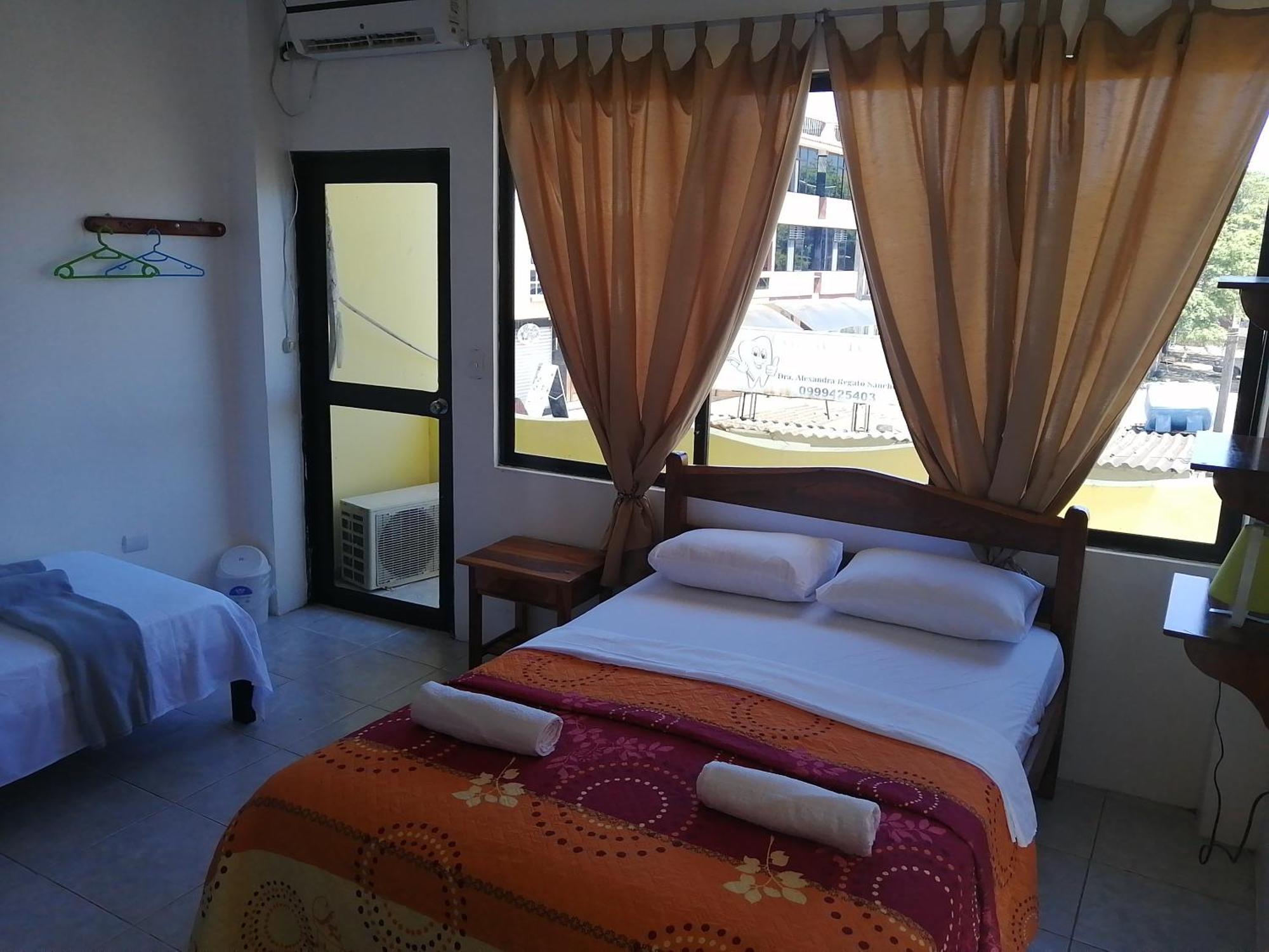 Hostal La Casa De Luis Puerto Baquerizo Moreno Bagian luar foto