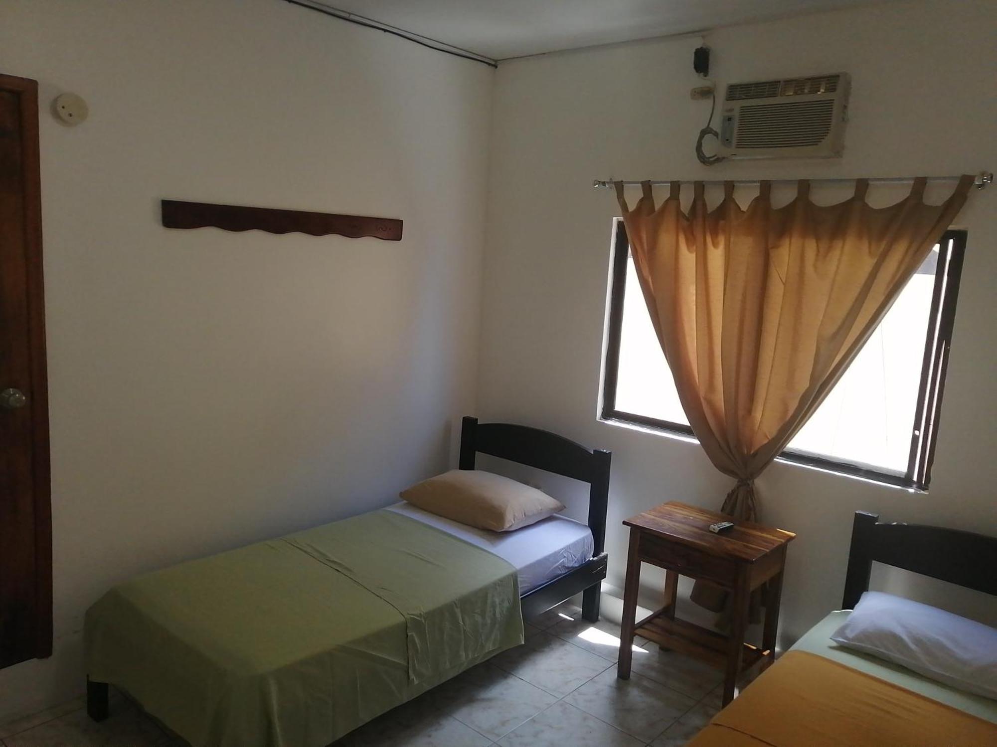 Hostal La Casa De Luis Puerto Baquerizo Moreno Bagian luar foto